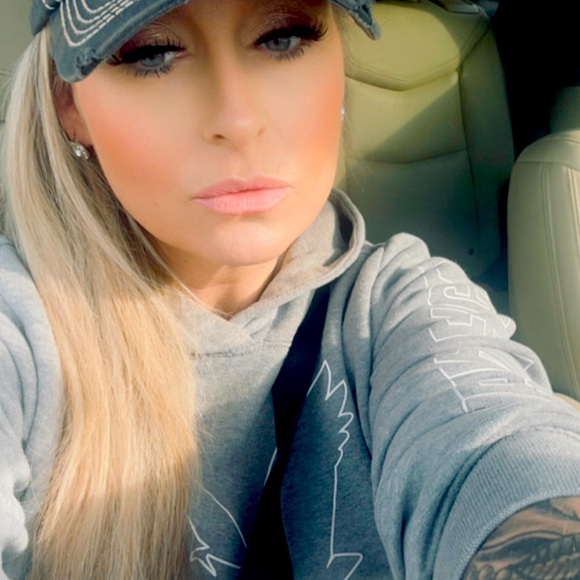 Meet your Posher, Laura - Picture 1 of 2